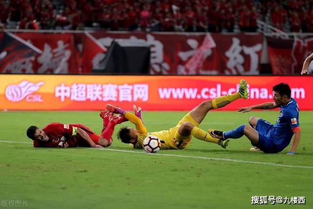谢泼德精彩防守后飞身扣篮，展现震撼力量